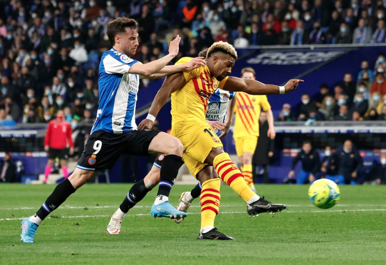 Bàn thắng sớm giúp Barca thi đấu càng thêm tự tin. Đoàn quân của HLV Xavi triển khai nhiều pha lên bóng ở hai biên để tận dụng tốc độ của các cầu thủ chạy cánh. Trong lần thứ 2 đá chính cho CLB xứ Catalonia mùa này, Adama Traore tiếp tục phô diễn thế mạnh về khả năng càn lướt. Ngôi sao người Tây Ban Nha liên tục qua mặt các hậu vệ đội chủ nhà, nhưng lại thiếu đi sự chuẩn xác ở những khoảnh khắc quyết định. Phút 37, cựu cầu thủ Wolves có cơ hội ngon ăn trong vùng cấm. Song, cú sút hết tầm chân của anh bị thủ môn Lopez cản phá.