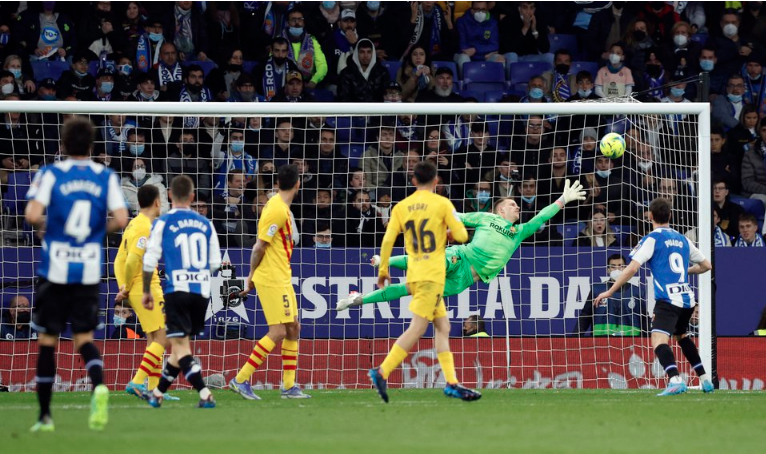 Adama sẽ phải tiếc nuối với cơ hội bị bỏ lỡ bởi chỉ 3 phút sau, Barca nhận bàn thua. Sergi Darder đánh sập hệ thống phòng ngự của đội khách bằng một pha sửa lòng từ sát vùng cấm ở phút 40. Bóng đi theo quỹ đạo không thể cản phá, qua đó giúp Espanyol bước vào giờ nghỉ với tỷ số hòa 1-1.