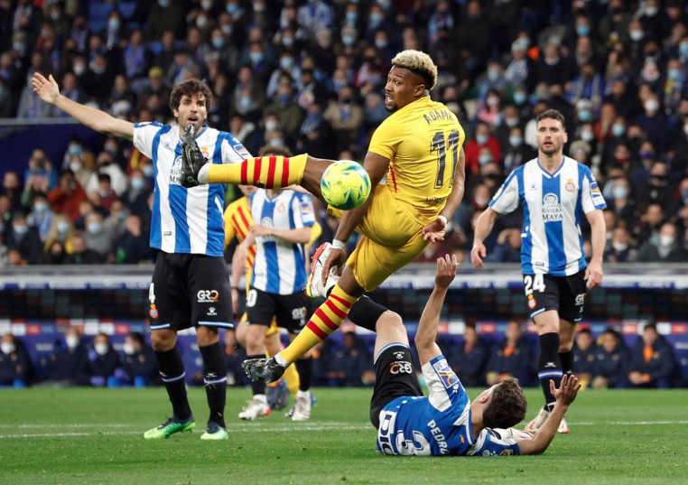 Sang hiệp hai, Adama Traore vẫn tích cực khoét vào cánh phải của chủ nhà. Các hậu vệ tại La Liga vẫn chưa thể tìm ra phương án ngăn chặn những bước chạy dũng mãnh của cầu thủ sinh năm 1996.