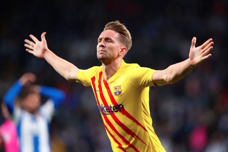 Khi CĐV Barca chuẩn bị tinh thần đón nhận thất bại, Adama Traore tỏa sáng với quả tạt vừa tầm từ cánh phải để De Jong bật cao đánh đầu tung lưới chủ nhà, qua đó giúp đội khách rời sân với 1 điểm quý giá.