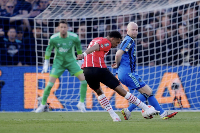 2 phút sau, Cody Gakpo tận dụng đường chuyền hỏng của hàng thủ Ajax để tung cú "nã đại bác" khiến thủ môn kỳ cự Maarten Stekelenburg đứng chôn chân.