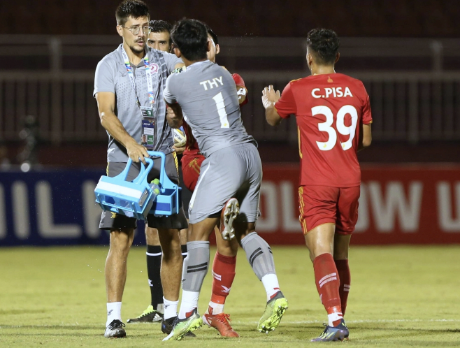 Sam vung chân đá thủ môn Chunvuthy khi hai cầu thủ lao vào đánh nhau. Ảnh: Hữu Tuấn.