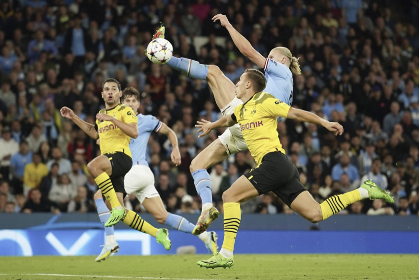 Động tác bay người trên không và dứt điểm thành bàn của Haaland khiến Pep Guardiola phải thán phục. Ảnh: Reuters.