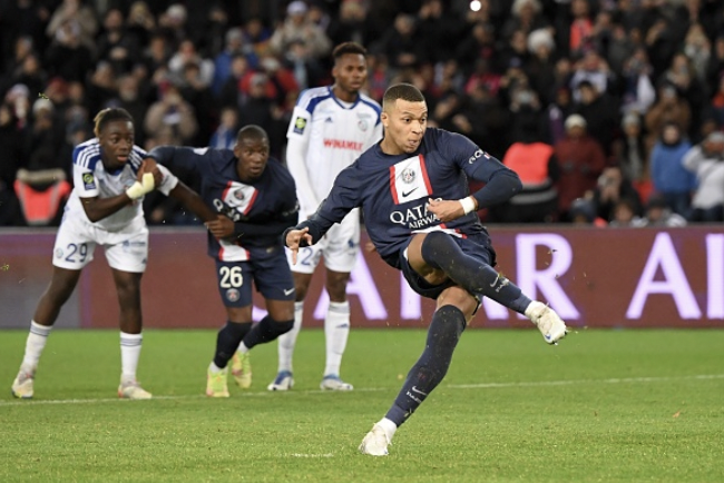 Sau khi Neymar rời sân, PSG chơi bế tắc nhưng bất ngờ có bàn ấn định tỷ số 2-1 sau pha đá phạt đền chuẩn xác của Kylian Mbappe ở phút bù giờ 90+5.