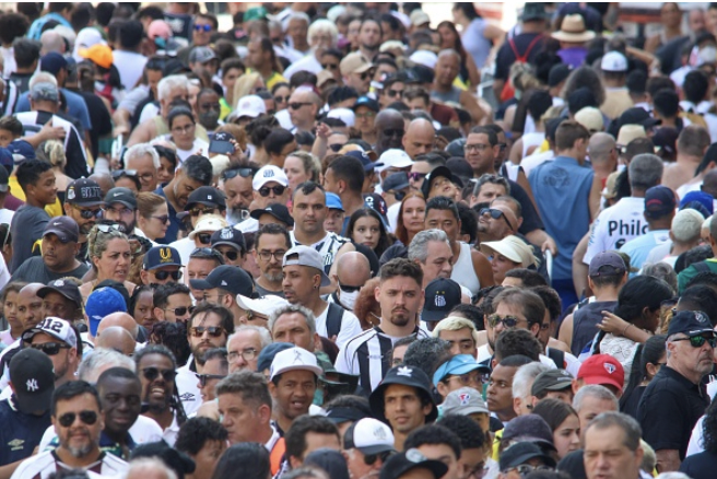 Đám đông người hâm mộ đã có mặt để dự tang lễ của Pele.