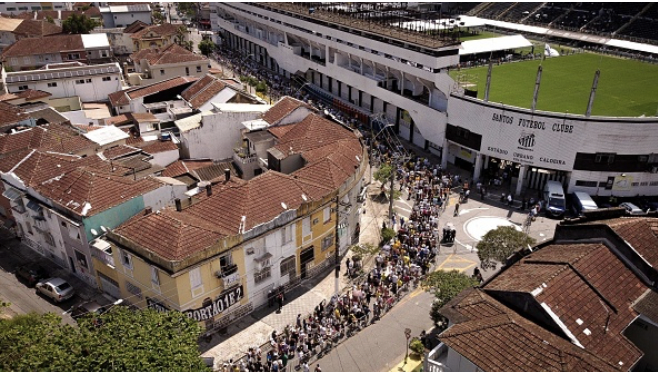 Số đông người hâm mộ nối thành hàng dài trên con đường dẫn đến sân vận động Vila Belmiro. Ai cũng muốn được vào sân tiễn đưa huyền thoại bóng đá của xứ sở samba nói riêng và thế giới nói chung.