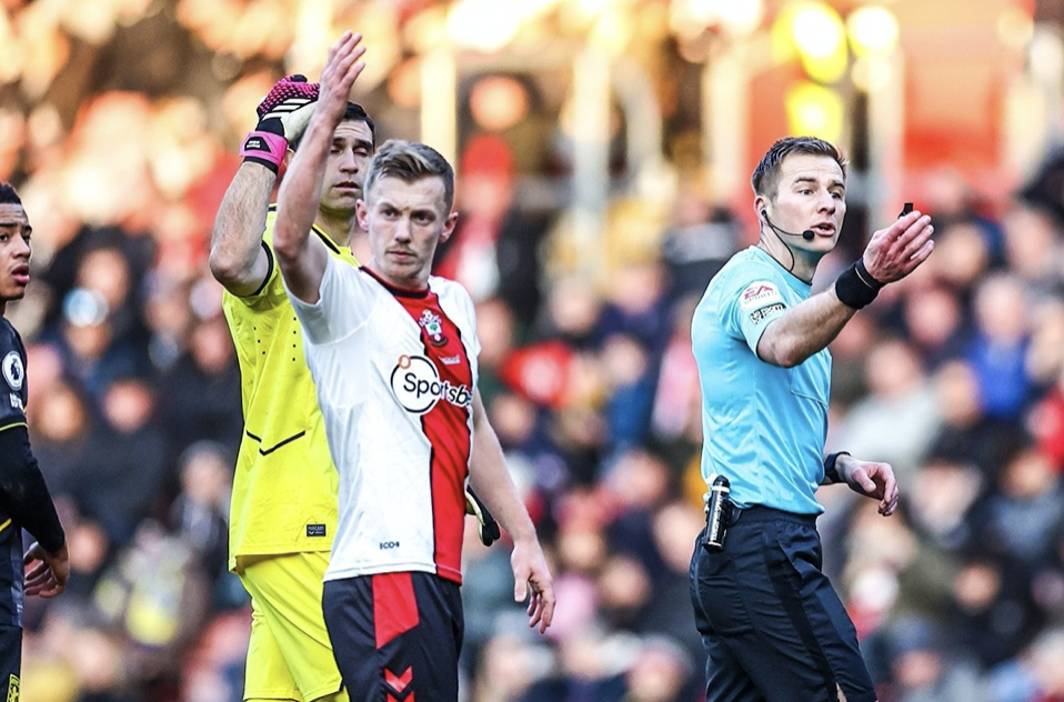 Thủ thành Emiliano Martínez của Aston Villa và tiền vệ James Ward-Prowse hội ý với trọng tài trước khi ra dấu hiệu cho cầu thủ hai đội di chuyển vào phòng thay đồ.
