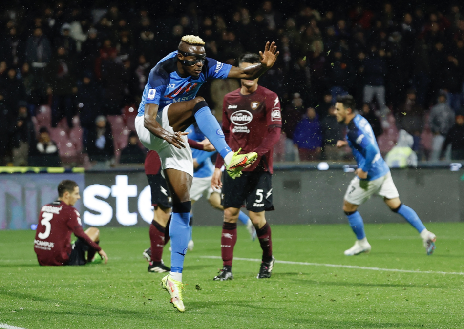 Napoli có chuyến làm khách trên sân của đội bóng yếu hơn Salernitana, với kỳ vọng trở lại sau chuỗi trận bất ổn. Sau trận thua bất ngờ trước Inter Milan ở vòng 16 hai tuần trước, Napoli tiếp tục nhận cú sốc khi bị Cremonese loại khỏi Coppa Italia hồi giữa tuần này.