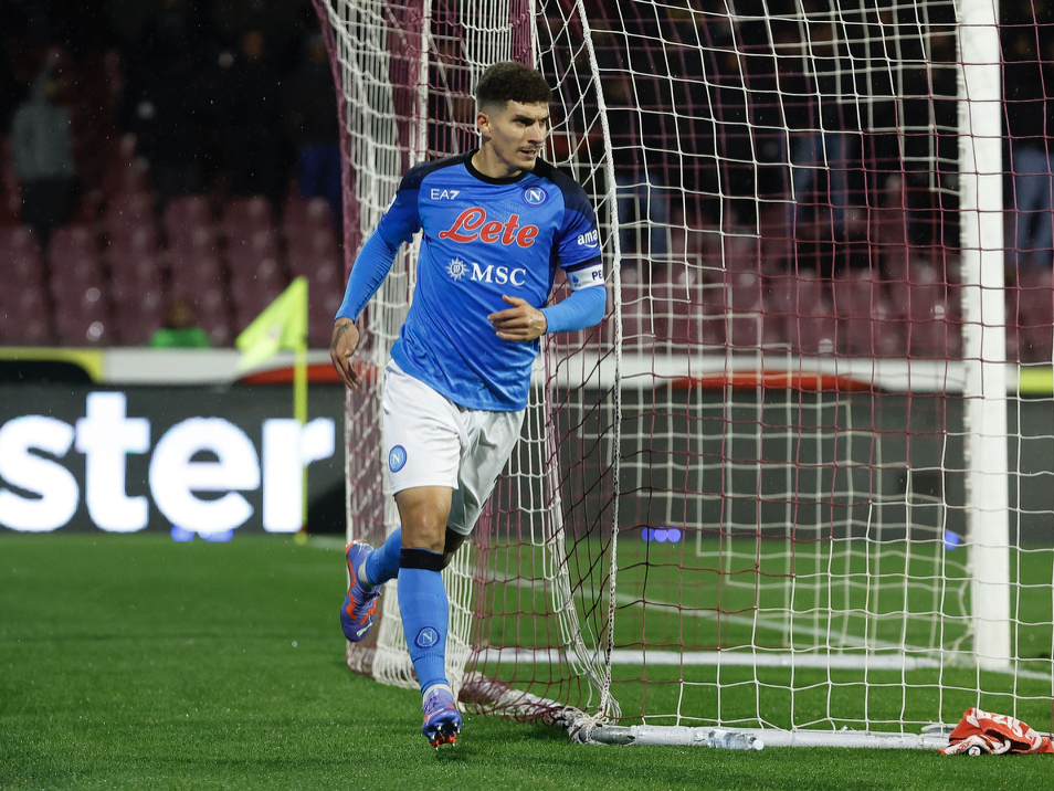 Tuy nhiên, đội bóng của HLV Luciano Spalletti cho thấy trận thua hồi giữa tuần chỉ là tai nạn, và Napoli vẫn tập trung cao độ cho đấu trường Serie A. Hậu vệ Giovanni Di Lorenzo ghi bàn mở tỷ số cho đội khách ở phút bù giờ 45+3 của hiệp một.