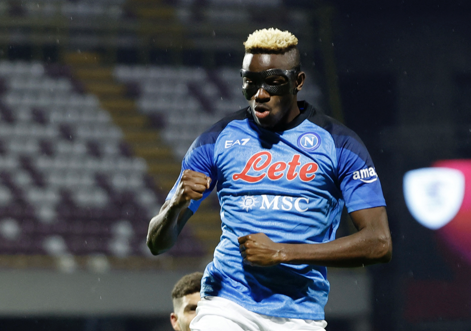 Ngay sau đó, ở đầu hiệp hai, Osimhen lập công với một pha chớp thời cơ và đá bồi nhanh chóng trong vùng cấm Salernitana, ấn định chiến thắng 2-0 cho Napoli. Với cá nhân chân sút sinh năm 1998, anh cán mốc 13 bàn thắng sau trận ở Serie A mùa này.