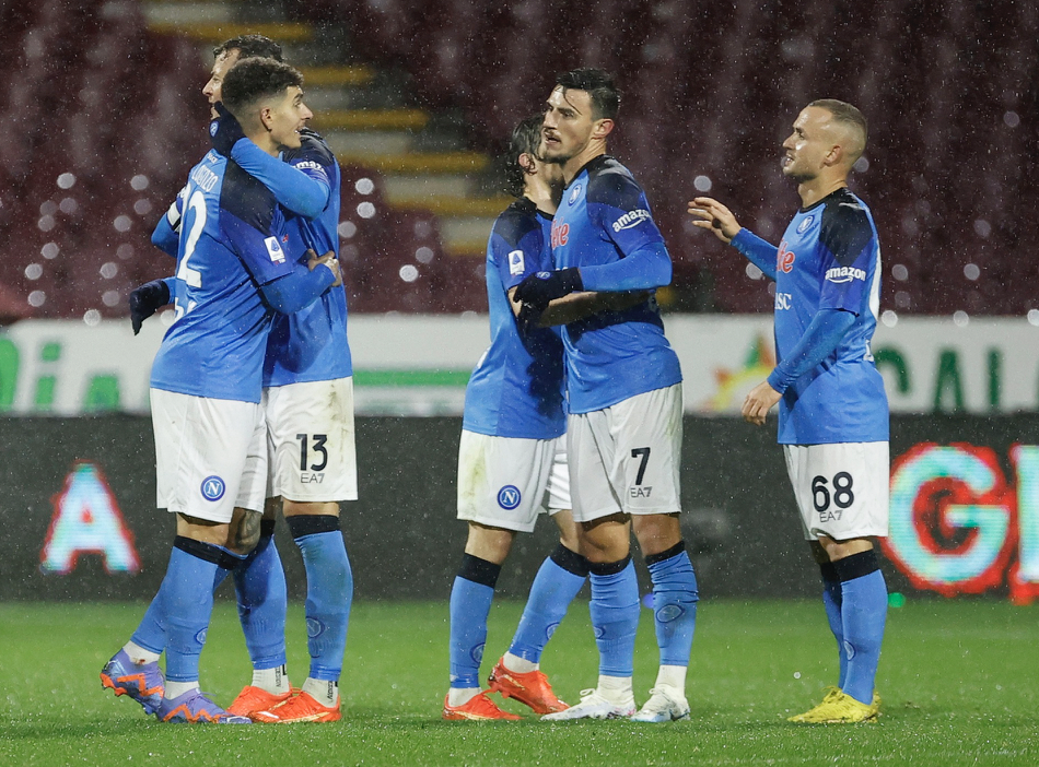 Song, Osimhen nhiều lần bày tỏ ý định muốn kết thúc mùa giải 2022/23 cùng Napoli để làm nên lịch sử. Đội bóng xứ Naples có cơ hội lớn để vô địch Serie A lần đầu tiên sau 33 năm. Chiến thắng trên sân Salernitana giúp Napoli tạo ra khoảng cách 12 điểm với đội xếp thứ hai AC Milan, nhưng chơi nhiều hơn đối thủ một trận.