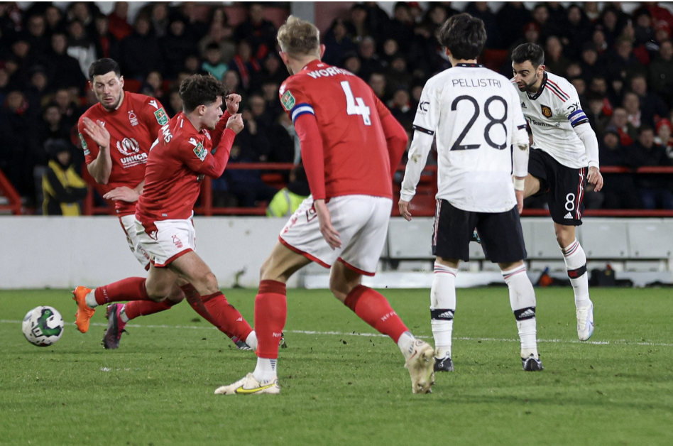 Phút 89, từ đường chuyền của Anthony Elanga, Bruno Fernandes băng lên dứt điểm hiểm hóc, ấn định chiến thắng 3-0 cho "Quỷ đỏ" trước Nottingham Forest ở lượt đi bán kết Carabao Cup.