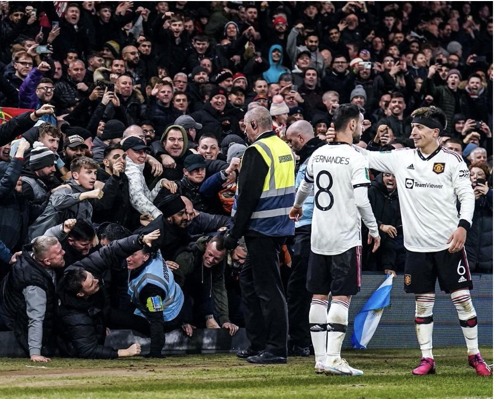 Fernandes và đồng đội lập tức chạy lại gần khu vực khán đài có sự hiện diện của CĐV MU để ăn mừng. Người hâm mộ đội khách cũng ăn mừng khá cuồng nhiệt.