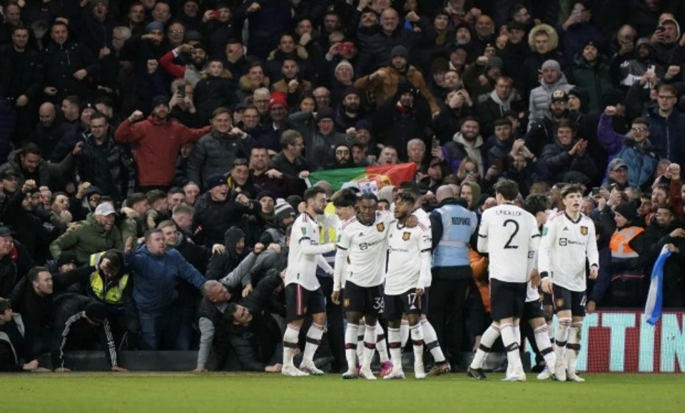 Nhiều cổ động viên cố gắng nhoài tới để chạm vào người các cầu thủ "Quỷ đỏ". Hành động này khiến họ ngã nhào lên nhau. Hệ quả là tấm biển quảng cáo cũng đổ sập.