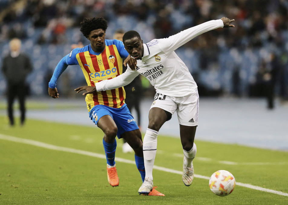 Ferland Mendy cũng khó xuất hiện ở FIFA Club World Cup vì chấn thương cơ đùi trái. HLV Ancelotti buộc phải kéo tiền vệ Eduardo Camavinga về đá hậu vệ trái thay vị trí của Mendy.