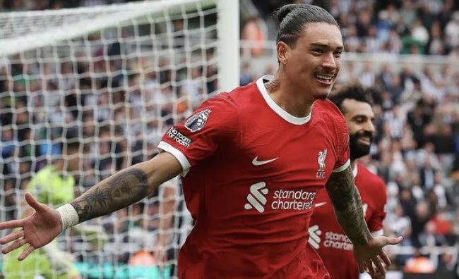 5. Darwin Nunez (100 triệu euro). Bất chấp màn trình diễn chưa đủ sức thuyết phục, Nunez vẫn được CIES định giá 100 triệu euro. Ở tuổi 24, chân sút người Uruguay còn nhiều thời gian để cải thiện, vươn tầm hơn nữa trong tương lai.