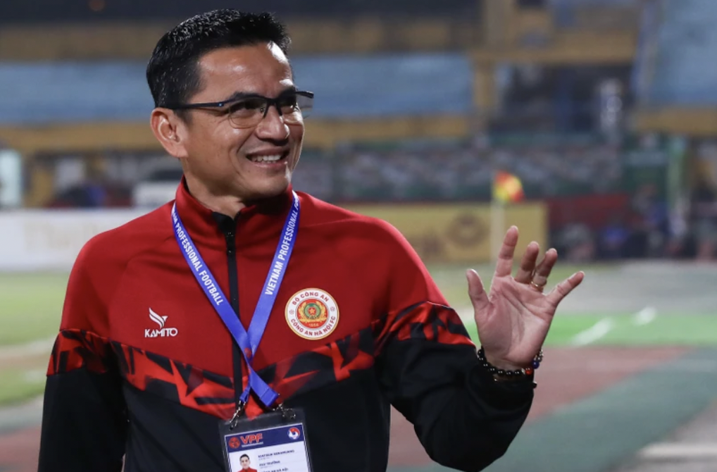 HLV Kiatisak Senamuang gây bất ngờ với thông báo chia tay CAHN. Ảnh: VPF