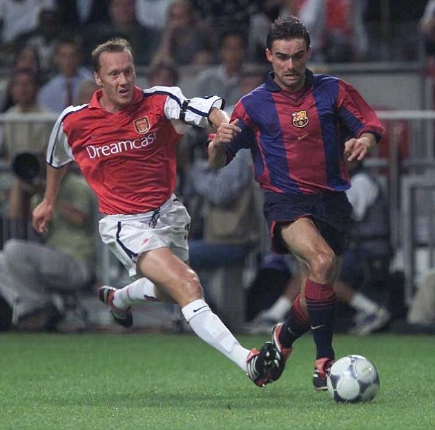 Marc Overmars từng chơi cho Barcelona từ năm 2000 đến 2004.