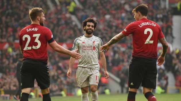 Không để nỗ lực của Mata bị uổng phí, các cầu thủ Man Utd đã bắt chết Salah.