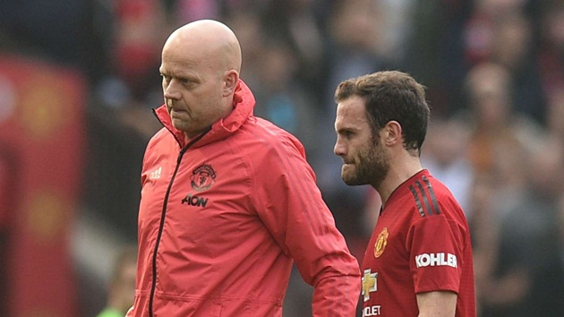 Juan Mata buộc phải rời sân ngay trong hiệp một.