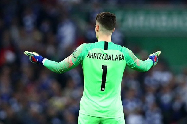 Kepa Arrizabalaga đã phải ngồi ngoài trong trận đấu với Tottenham vì cãi lệnh ông thầy.