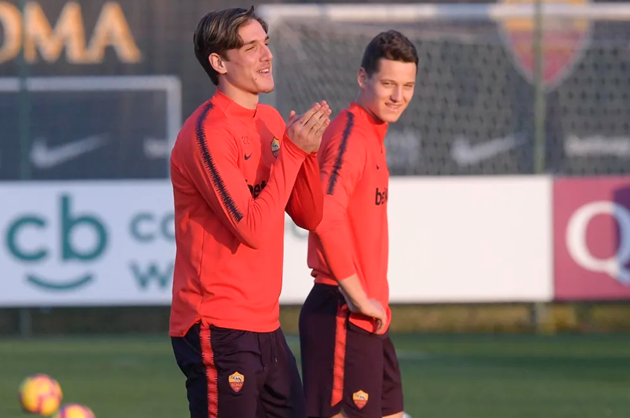 Nicolo Zaniolo cũng nở nụ cười.