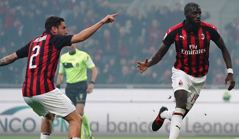 Tiemoue Bakayoko rút ngắn tỉ số xuống còn 1-2.