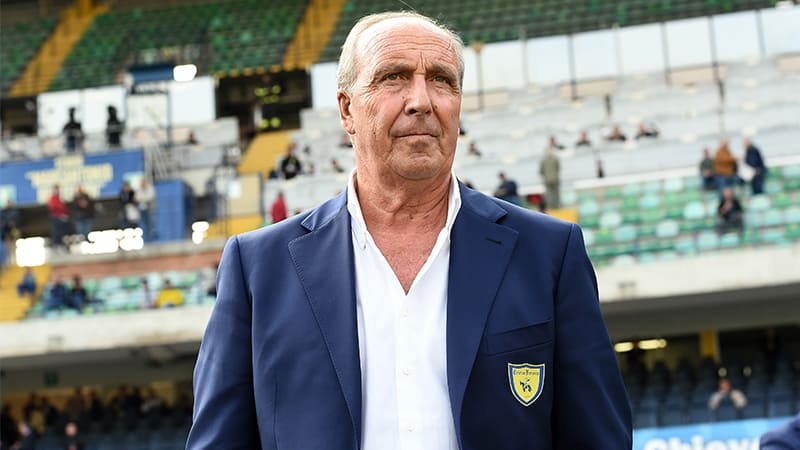 Gian Piero Ventura (Chievo Verona): Cựu HLV của đội tuyển Italia tiếp quản chiếc ghế nóng của Lorenzo D’Anna. Với kinh nghiệm dày dặn, ông được kì vọng sẽ giúp Chievo thoát khỏi nhóm nguy hiểm. Mặc dù vậy, Ventura chỉ ở lại Mar’c Antonio Bentegodi được hơn 1 tháng. Thành tích của ông cũng không khá hơn người tiền nhiệm, với 4 trận đấu và duy nhất 1 điểm.