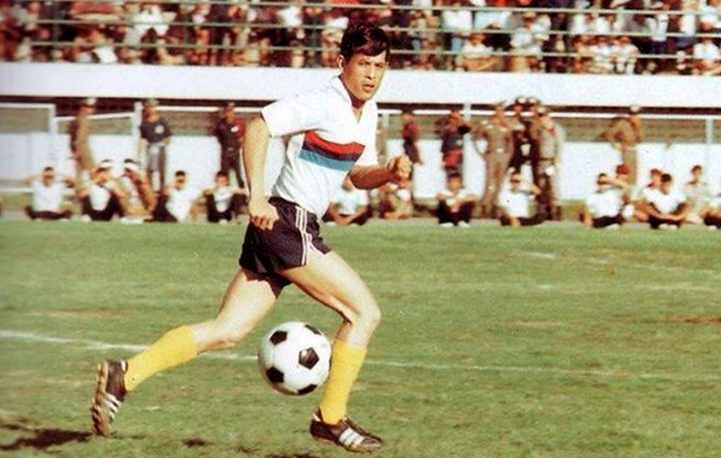 Nhà vua Vajiralongkorn từng là 1 tiền đạo và cũng có giai đoạn chơi ở vị trí trung vệ.