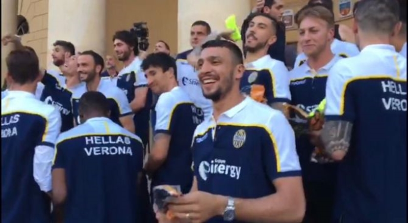 Niềm vui của các cầu thủ Hellas Verona khi chứng kiến sự cuồng nhiệt của người hâm mộ.