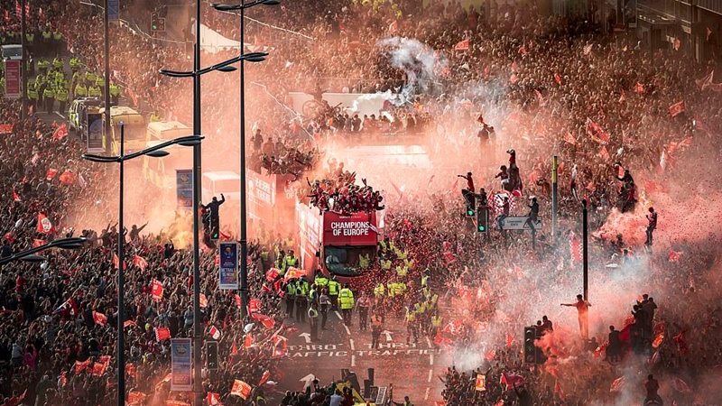 Ngay sau khi giành chiến thắng trước Tottenham trong trận chung kết UEFA Champions League diễn ra tại Wanda Metropolitano, Liverpool đã quay trở về xứ sở sương mù và tổ chức buổi lễ ăn mừng hoành tráng trước sự chứng kiến của hàng vạn cổ động viên.
