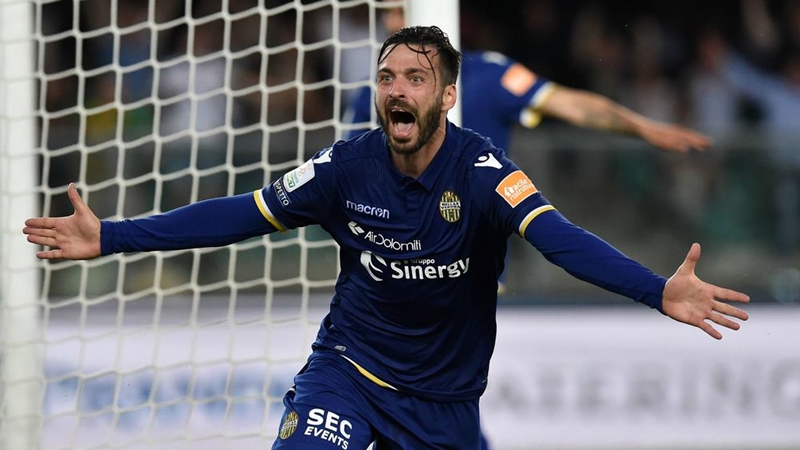 Samuel Di Carmine là tác giả của bàn thắng nâng tỉ số lên 2-0, giúp cởi bỏ gánh nặng tâm lí cho Hellas.