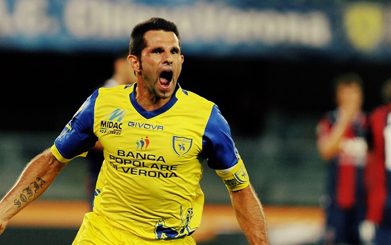 3. Sergio Pellissier: Chievo không phải là đội bóng quá nổi tiếng nhưng họ vẫn có quyền tự hào khi chiếm được trọn trái tim của Sergio Pellissier. Suốt gần 2 thập kỉ, bất chấp việc không được dự cúp châu Âu và từng phải xuống hạng, tiền đạo sinh năm 1979 vẫn ở lại với Marc'Antonio Bentegodi. Tổng cộng, anh đã có 517 lần ra sân và ghi 139 bàn thắng.