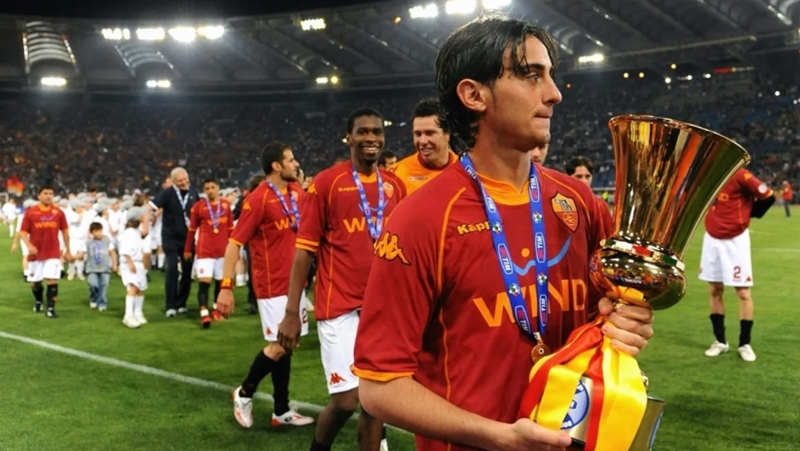 4. Alberto Aquilani: Tiền vệ sinh năm 1984 gia nhập học viện AS Roma từ năm 14 tuổi và sau đó 4 năm, anh đã được lên đội 1. Tổng cộng, Aquilani đã có 7 mùa giải khoác áo Giallorossi, ra sân 149 trận đấu, ghi được 15 bàn thắng, giành được Coppa Italia vào năm 2007, 2008 và Suppercoppa Italiana năm 2007.