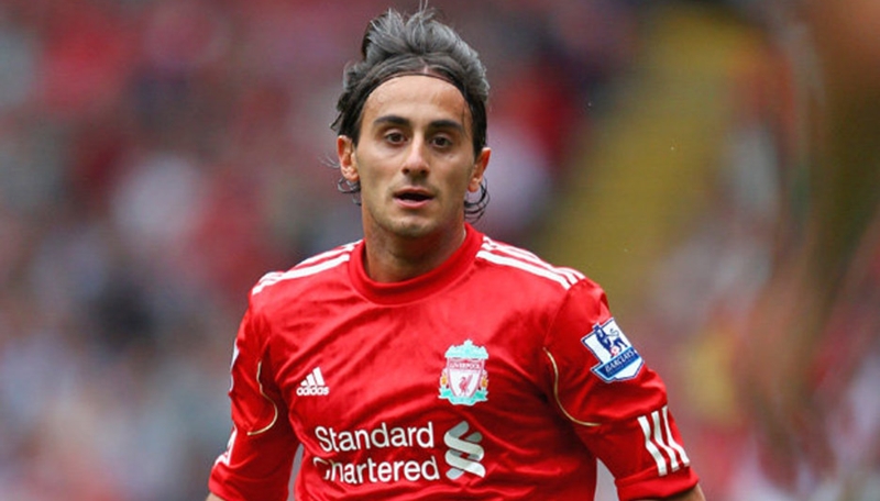 Tuy nhiên, quyết định chuyển sang Liverpool vào năm 2009 đã khiến sự nghiệp của anh sa sút thảm hại. Môi trường Premier League quá khắc nghiệt với 1 người nghệ sĩ như Aquilani. Sau đó, anh đã phải lang bạt sang Juventus, AC Milan, Fiorentina, Sporting Lisbon, Pescara, Sassuolo và Las Palmas, nhưng không thể lấy lại hình ảnh như ngày nào. Cuối cùng, ngày hôm qua (29/06), Aquilani đã tuyên bố giã từ sự nghiệp cầu thủ.