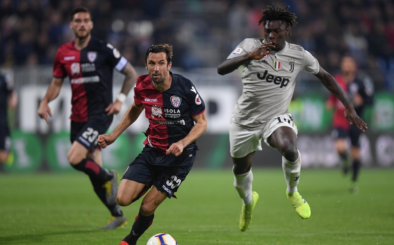 1. Darijo Srna: Hậu vệ cánh phải người Croatia đã có 15 năm khoác áo Shakhtar Donetsk trước khi chuyển sang Cagliari vào mùa hè năm 2018. Trong mùa giải duy nhất tại Sardegna Arena, anh đã giúp đội bóng của mình trụ hạng thành công. Cách đây hơn 1 tuần, Srna tuyên bố giải nghệ và quay lại Shakhtar Donetsk làm trợ lý HLV.