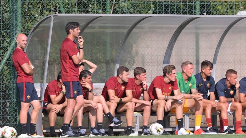 HLV Paulo Fonseca tập trung quan sát các học trò thi đấu.