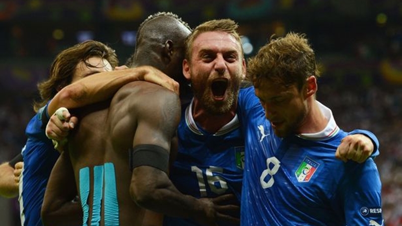 Năm 2012, De Rossi cùng các đồng đội tạo nên bất ngờ khi đưa Azzurri lọt vào trận chung kết EURO. Đáng tiếc, đội quân thiên thanh đã thất bại trước sức mạnh của người Tây Ban Nha.