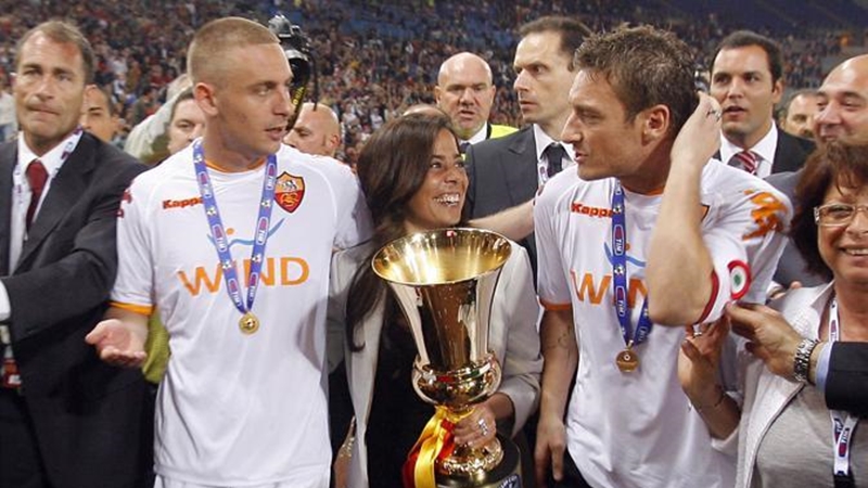 Mùa giải 2006 - 2007, De Rossi có danh hiệu đầu tiên cùng AS Roma, đó là chức vô địch Coppa Italia. Giallorossi đã bảo vệ thành công danh hiệu này vào năm sau.