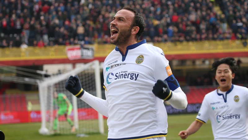 Trở lại Hellas Verona, Pazzo có 13 bàn thắng trong mùa giải vừa qua và giúp đội bóng của mình thăng hạng.