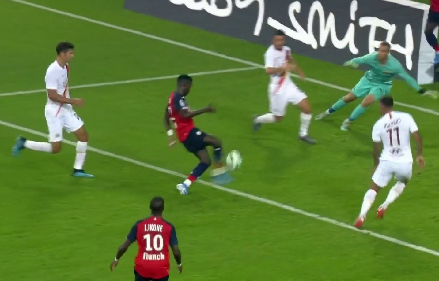 Phút thứ 19, Timothy Weah sút tung lưới Pau Lopez, mở tỉ số cho đội chủ nhà.