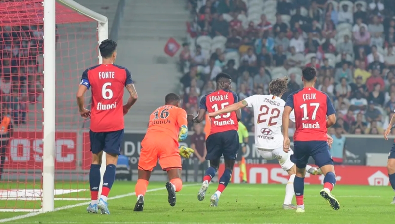 Phút 62, Nicolo Zaniolo nâng tỉ số lên thành 2-1 cho AS Roma, mang đến niềm vui cho số ít các Tifosi đến từ Italia.