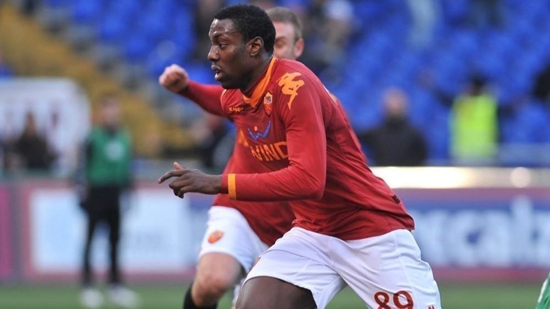 Ngày 9/8/1989, Stefano Okaka chào đời ở Castiglione del Lago, Italia. Năm 2004, anh gia nhập lò đào tạo của AS Roma và chỉ 1 năm sau, tiền đạo gốc Nigeria đã được đưa lên đội 1. Mùa giải 2007 - 2008, Okaka được đem cho Modena mượn.