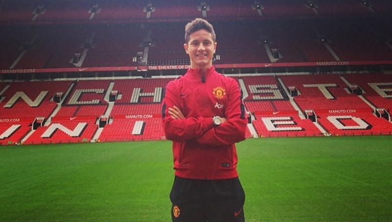 Mùa hè năm 2013, nhiều nguồn tin cho rằng HLV David Moyes đã tích cực đàm phán để có được Herrera. Tuy nhiên, 1 năm sau, anh mới chính thức chuyển đến Old Trafford.