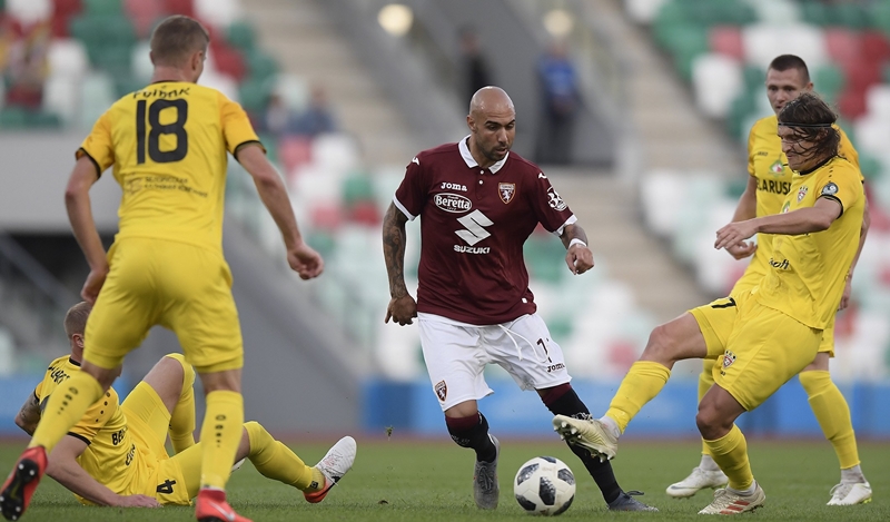 Simone Zaza đi bóng giữa vòng vây của các cầu thủ đội chủ nhà. Tiền đạo người Italia chính là cầu thủ xuất sắc nhất ở trận đấu này.