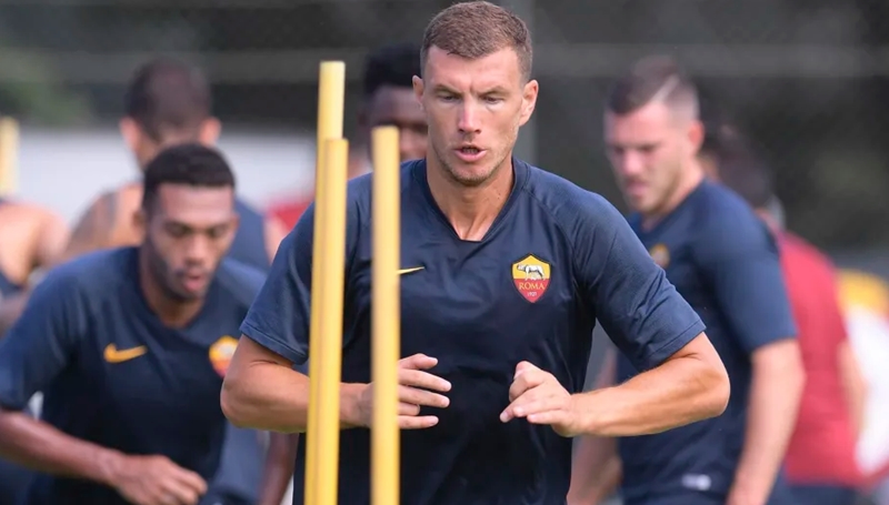 Edin Dzeko là cái tên nhận được sự chú ý nhiều nhất. Mặc dù đã 33 tuổi nhưng tiền đạo người Bosnia-Herzegovina vẫn sẽ lĩnh xướng hàng công của Giallorossi trong mùa giải 2019 - 2020.