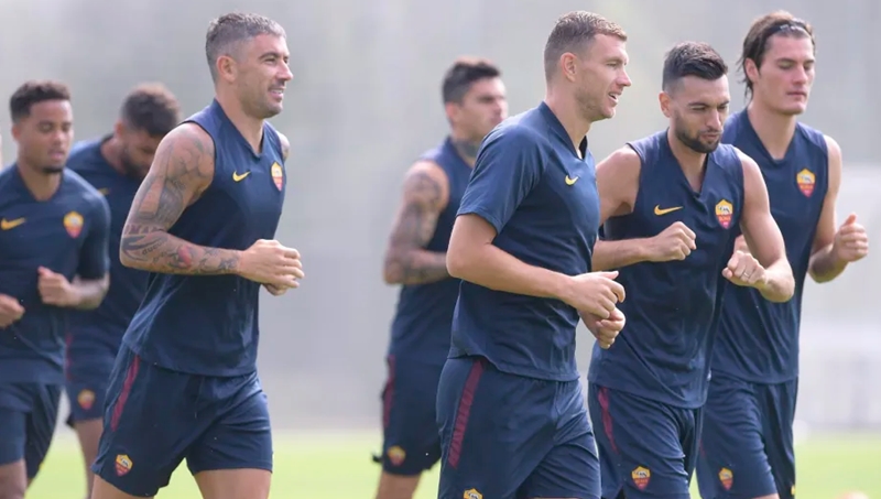 Mới đây, anh đã đặt bút kí vào bản hợp đồng có thời hạn 3 năm với AS Roma. Điều ấy đã tạo nên hiệu ứng đặc biệt. Các Romanista có thể dễ dàng cảm nhận được niềm vui của Dzeko và các đồng đội.