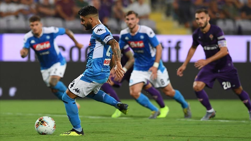 Phút 42, đến lượt Napoli được hưởng phạt đền. Dries Mertens bị phạm lỗi trong vòng cấm và đội trưởng Lorenzo Insigne đã không mắc bất kì sai lầm nào để giúp Partenopei vượt lên dẫn trước với tỉ số 2-1.