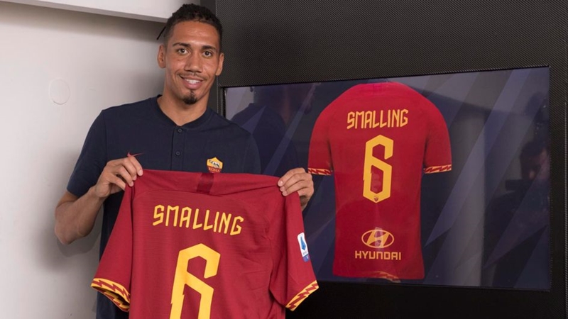 Sau đó ít giờ, người đồng đội của Sanchez tại Manchester United là Chris Smalling cũng đã đặt chân đến Italia. Trung vệ 30 tuổi sẽ thi đấu cho AS Roma trong 1 mùa giải.