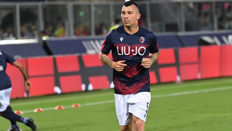 Gary Medel đã quay trở về Serie A. Điểm đến tiếp theo của anh là Bologna. Rossoblu đã phải bỏ ra 2,5 triệu euro để có được sự phục vụ của tiền vệ người Chile.